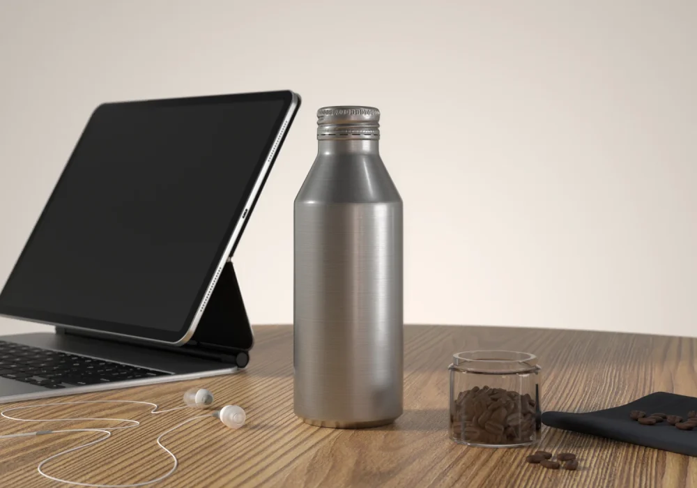 Rendering 3D di una borraccia in alluminio satinato su una scrivania in legno, accanto a un tablet e chicchi di caffè.