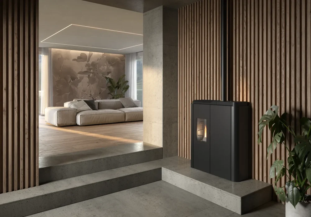 Rendering 3D ambientato di una stufa a pellet Slim AMG salvaspazio accesa, installata su una parete con listelli in legno.