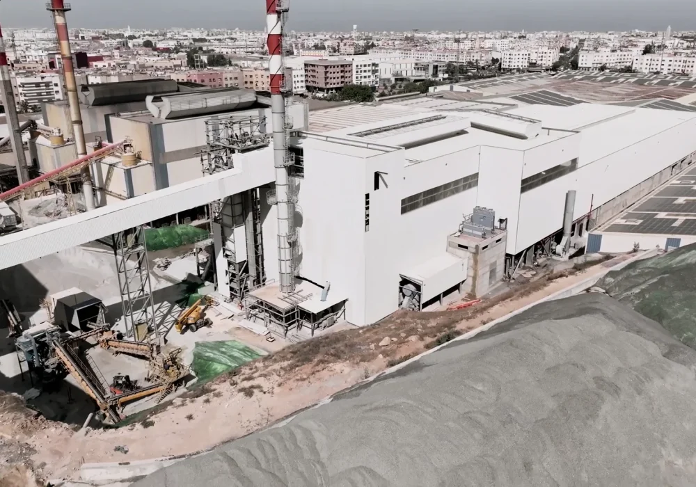 Veduta aerea del grande impianto industriale di BDF Industries a Casablanca per la produzione di vetro cavo