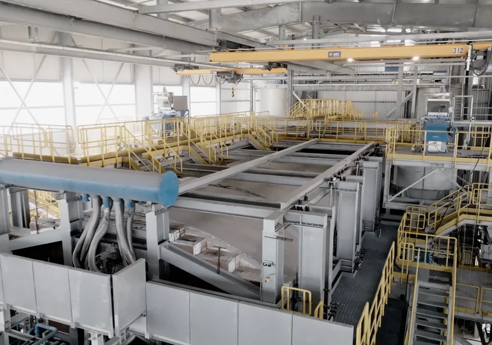 Struttura interna e camminamenti superiori di un impianto industriale per la produzione di vetro