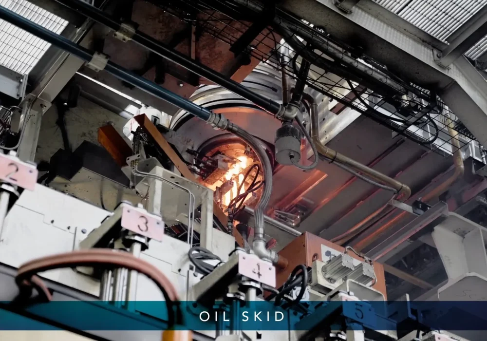 Primo piano dell'Oil Skid collegato alla sezione ad alta temperatura del forno per vetro