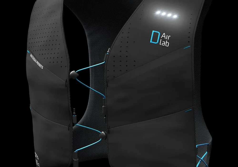 Rendering 3D in stile still life del gilet tecnico da trail running Dlab nero con dettagli azzurri su sfondo nero.