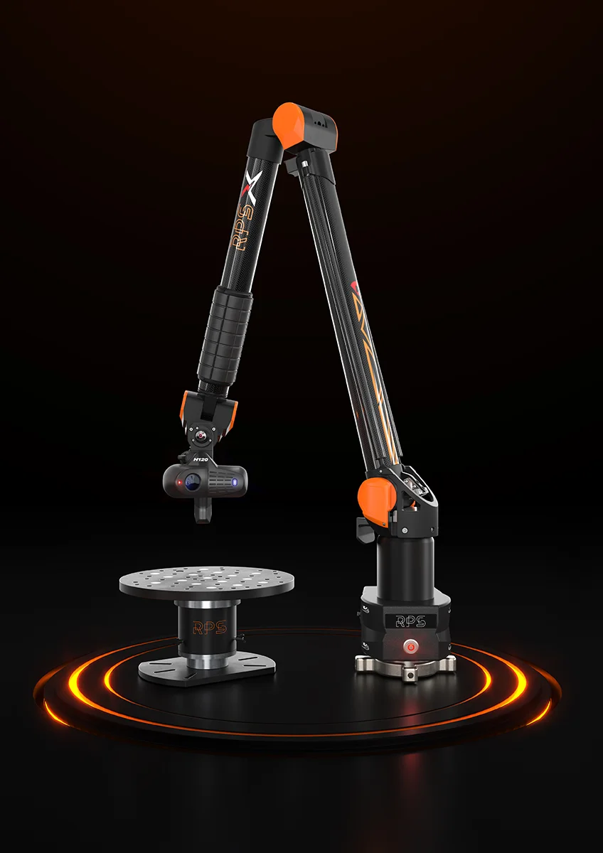 Rendering 3D still life del braccio di misura RPS Metrology posizionato su una piattaforma espositiva con dettagli LED arancioni.
